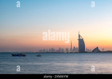 Vereinigte Arabische Emirate, Dubai, 2. Februar 2018. Klares Wetter auf Dubai bei Sonnenaufgang bei 16 Grad Celsius (61F), Vereinigte Arabische Emirate Stockfoto