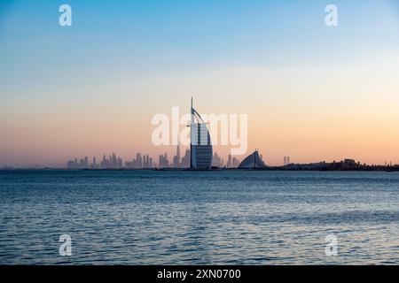 Vereinigte Arabische Emirate, Dubai, 2. Februar 2018. Klares Wetter auf Dubai bei Sonnenaufgang bei 16 Grad Celsius (61F) Stockfoto