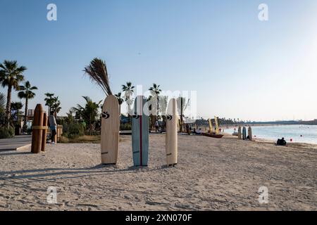 Vereinigte Arabische Emirate, Dubai, 3. Februar 2018. Strand im Winter in La Mer, ein Strandprojekt mit Einzelhandels- und Freizeitattraktionen. Stockfoto