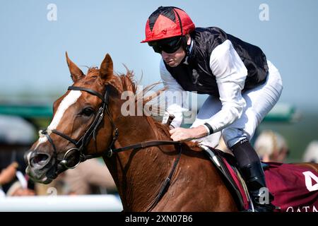 Kyprios Ridden Ryan Moore gewinnt den Al Shaqab Goodwood Cup am ersten Tag des Qatar Goodwood Festivals auf der Goodwood Racecourse in Chichester. Bilddatum: Dienstag, 30. Juli 2024. Stockfoto