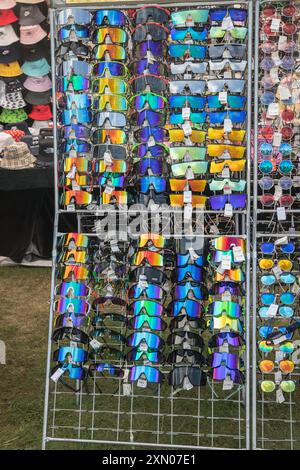 Sonnenbrillen werden im Freien auf einem Markt in Malmköping, Schweden, ausgestellt Stockfoto