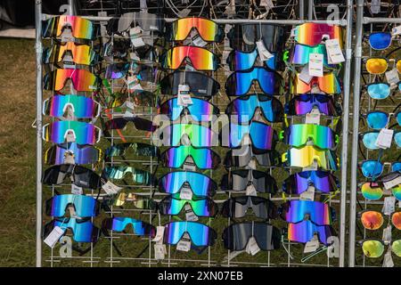 Sonnenbrillen werden im Freien auf einem Markt in Malmköping, Schweden, ausgestellt Stockfoto