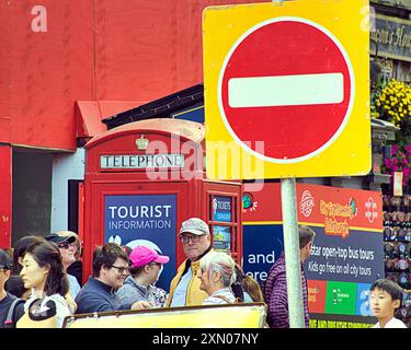 Edinburgh, Schottland, Großbritannien. 30. Juli. 2024. Das Wetter in Großbritannien: Das sonnige Edinburgh Festival hat Touristen auf der Royal Mile, der Princes Street mit ihren Gärten und dem Hügel gesehen, während die Stadt Plakate über die kommenden Ereignisse ausstellte. Credit Gerard Ferry /Alamy Live News Stockfoto