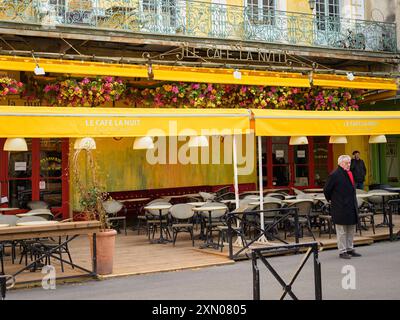 Arles, Frankreich - 3. März 2023: Le Cafe Van Gogh am Place du Forum an einem bewölkten Tag im Frühling Stockfoto