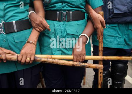 Dhaka, Dhaka, Bangladesch. 30. Juli 2024. Die Polizei richtete Barrikaden an ihrer Hand ein, um einen liedmarsch für diejenigen zu blockieren, die während der jüngsten landesweiten Studentenproteste über staatliche Jobquoten am 30. Juli 2024 in Dhaka getötet wurden. (Kreditbild: © Abu Sufian Jewel/ZUMA Press Wire) NUR REDAKTIONELLE VERWENDUNG! Nicht für kommerzielle ZWECKE! Quelle: ZUMA Press, Inc./Alamy Live News Stockfoto