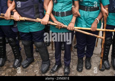 Dhaka, Dhaka, Bangladesch. 30. Juli 2024. Die Polizei richtete Barrikaden an ihrer Hand ein, um einen liedmarsch für diejenigen zu blockieren, die während der jüngsten landesweiten Studentenproteste über staatliche Jobquoten am 30. Juli 2024 in Dhaka getötet wurden. (Kreditbild: © Abu Sufian Jewel/ZUMA Press Wire) NUR REDAKTIONELLE VERWENDUNG! Nicht für kommerzielle ZWECKE! Quelle: ZUMA Press, Inc./Alamy Live News Stockfoto