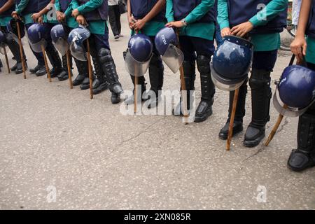 Dhaka, Dhaka, Bangladesch. 30. Juli 2024. Die Polizei steht auf einer Straße, um einen liedmarsch für diejenigen zu blockieren, die während der jüngsten landesweiten Studentenproteste über staatliche Jobquoten am 30. Juli 2024 in Dhaka getötet wurden. (Kreditbild: © Abu Sufian Jewel/ZUMA Press Wire) NUR REDAKTIONELLE VERWENDUNG! Nicht für kommerzielle ZWECKE! Quelle: ZUMA Press, Inc./Alamy Live News Stockfoto