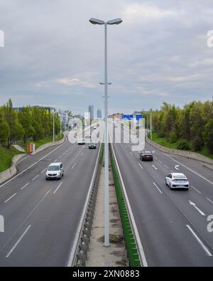 Wien, Österreich - 19. April 2023: Eine breite Autobahn in Wien mit Autos an einem bewölkten Tag Stockfoto