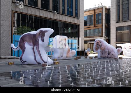 Shanghai, China. 30. Juli 2024. Ein niedliches Bild eines Hundes wird am 30. Juli 2024 im BFC Bund Financial Center im Bezirk Huangpu in Shanghai, China, als Teil einer Kunstinstallation ausgestellt. (Foto: Costfoto/NurPhoto) Credit: NurPhoto SRL/Alamy Live News Stockfoto