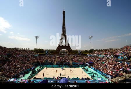 Die Brasilianer Ana Patricia Ramos und Duda Lisboa im Kampf gegen die Spanier Liliana Fernandez und Paula Soria Gutierrez während der Vorphase - Pool A - Spiel 13 im Eiffelturm Stadium am vierten Tag der Olympischen Spiele 2024 in Frankreich. Bilddatum: Dienstag, 30. Juli 2024. Stockfoto