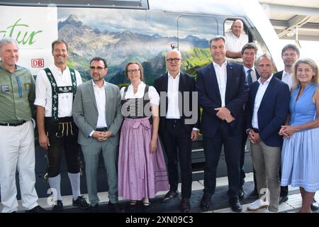 Henning Werth STV. Leiter Alpinium Zentrum Naturerlebnis Alpin Christian Wilhelm 1. Buegermeister Sonthofen Klaus Holetschek MDL Fraktonsvorsitzender Dr Sabine Roedel Büergermeisterin Bad Hindelang Heiko Büttner, DB Konzernbevollmaechtigter Dr. Markus Soeder Ministerpraesident Silvio Seibt DB LOK Führer Klaus King Bügermeister Markt Oberstdorf Thorsten Glauber Umweltminister Matthias Kurzeck Bundesvorsitzender VCD Mechthilde Wittmann MDB München 29.07.2024 Hauptbahnhof Bayerns Umweltminister Thorsten Glauber enthuellt zusammen mit Ministerpraesident Dr. Markus Soeder und Heiko Büettner, Ko Stockfoto