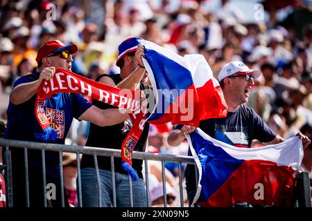 Vaires Sur Marne, Frankreich. 30. Juli 2024. Tschechische Fans sehen das Männerkayak Single, Heats, 1st Run bei den Olympischen Spielen in Paris, Frankreich, am 30. Juli 2024. Quelle: Jaroslav Svoboda/CTK Photo/Alamy Live News Stockfoto