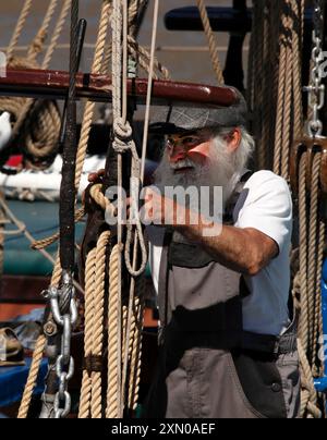 Ich arbeite an der Takelage der Thames-Segelkähne in Maldon, Essex. Laufende Wartung der Seile. Stockfoto