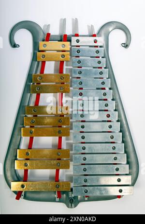 Bell Lyre, Bell Lyra, Marching Glockenspiel mit zwei verschiedenen Metallfarben für die Naturals und zufällige Noten. Hergestellt von Musser, USA Stockfoto