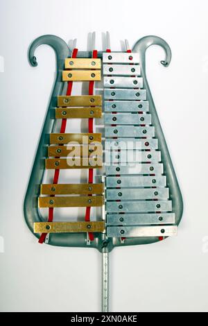 Bell Lyre, Bell Lyra, Marching Glockenspiel mit zwei verschiedenen Metallfarben für die Naturals und zufällige Noten. Hergestellt von Musser, USA Stockfoto