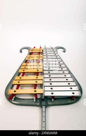 Bell Lyre, Bell Lyra, Marching Glockenspiel mit zwei verschiedenen Metallfarben für die Naturals und zufällige Noten. Hergestellt von Musser, USA Stockfoto
