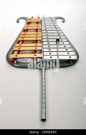 Bell Lyre, Bell Lyra, Marching Glockenspiel mit zwei verschiedenen Metallfarben für die Naturals und zufällige Noten. Hergestellt von Musser, USA Stockfoto