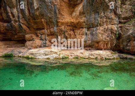 Blick auf einen Abschnitt der beeindruckenden Meerenge des Ebron-Flusses, Teruel, Aragon, Spanien, zwischen hohen Felswänden und türkisfarbenem Wasser mit Gehwegen für Stockfoto