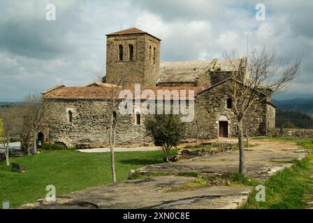 Das Kloster Sant Pere de Casserres, das einzige Benediktinergebäude in Osona, wurde früh von der Abtei in ein Kloster umgewandelt und im 10. Bis 11. Jahrhundert erbaut Stockfoto