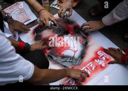 30. Juli 2024, Dhaka, Dhaka, BANGLADESCH: Demonstranten werden gesehen, wie sie ein Plakat mit Hasina vorbereiten: Du bist der Studentenmörder darauf geschrieben, während sie sich an einem Protest in Solidarität mit den Studenten aus Bangladesch beteiligen. Kulturaktivisten und Mitglieder der Zivilgesellschaft inszenieren in Dhaka einen liedmarsch in Gedenken an die Opfer, die während der jüngsten landesweiten Studentenproteste über Quoten für staatliche Arbeitsplätze getötet wurden. Bangladeschs Regierung erklärte am 30. Juli einen Trauertag für Opfer von Gewalt in landesweiten Unruhen, aber Studenten kritisierten die Geste als respektlos gegenüber Klassenkameraden, die bei Zusammenstößen mit der Polizei getötet wurden Stockfoto