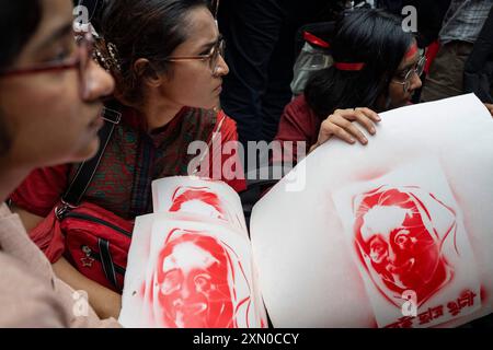 30. Juli 2024, Dhaka, Dhaka, BANGLADESCH: Demonstranten werden mit Plakaten mit dem Aufdruck Hasina: You Are the Student Killer gesehen, während sie sich an einem Protest in Solidarität mit bangladeschischen Studenten beteiligen. Kulturaktivisten und Mitglieder der Zivilgesellschaft inszenieren in Dhaka einen liedmarsch in Gedenken an die Opfer, die während der jüngsten landesweiten Studentenproteste über Quoten für staatliche Arbeitsplätze getötet wurden. Bangladeschs Regierung erklärte am 30. Juli einen Trauertag für Opfer von Gewalt in landesweiten Unruhen, aber Studenten kritisierten die Geste als respektlos gegenüber Klassenkameraden, die bei Zusammenstößen mit der Polizei getötet wurden Stockfoto