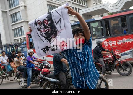 30. Juli 2024, Dhaka, Dhaka, BANGLADESCH: Ein Demonstrant mit Hasina: Du bist der Studentenmörder darauf geschrieben, während er sich an einem Protest in Solidarität mit bangladeschischen Studenten beteiligt. Kulturaktivisten und Mitglieder der Zivilgesellschaft inszenieren in Dhaka einen liedmarsch in Gedenken an die Opfer, die während der jüngsten landesweiten Studentenproteste über Quoten für staatliche Arbeitsplätze getötet wurden. Bangladeschs Regierung erklärte am 30. Juli einen Trauertag für Opfer von Gewalt in landesweiten Unruhen, aber Studenten kritisierten die Geste als respektlos gegenüber Klassenkameraden, die in diesem Monat bei Zusammenstößen mit der Polizei getötet wurden. ( Stockfoto