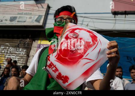 30. Juli 2024, Dhaka, Dhaka, BANGLADESCH: Ein Demonstrant brennt ein Plakat mit Hasina: Du bist der Studentenmörder darauf geschrieben, während er sich an einem Protest in Solidarität mit bangladeschischen Studenten beteiligt. Kulturaktivisten und Mitglieder der Zivilgesellschaft inszenieren in Dhaka einen liedmarsch in Gedenken an die Opfer, die während der jüngsten landesweiten Studentenproteste über Quoten für staatliche Arbeitsplätze getötet wurden. Bangladeschs Regierung erklärte am 30. Juli einen Trauertag für Opfer von Gewalt in landesweiten Unruhen, aber Studenten kritisierten die Geste als respektlos gegenüber Klassenkameraden, die in diesem Monat bei Zusammenstößen mit der Polizei getötet wurden. ( Stockfoto