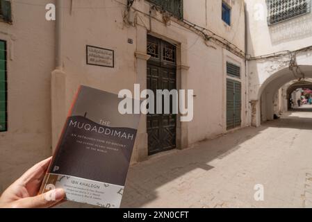 Eine Kopie des Maqaddimah, einer klassischen islamischen Geschichte des arabischen Philosophen Ibn Khaldun, die außerhalb seines Kinderheims in der Medina von Tunis, Tunesien, zu sehen ist. Stockfoto