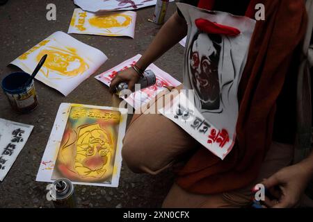 30. Juli 2024, Dhaka, Dhaka, BANGLADESCH: Demonstranten werden gesehen, wie sie ein Plakat mit Hasina vorbereiten: Du bist der Studentenmörder darauf geschrieben, während sie sich an einem Protest in Solidarität mit den Studenten aus Bangladesch beteiligen. Kulturaktivisten und Mitglieder der Zivilgesellschaft inszenieren in Dhaka einen liedmarsch in Gedenken an die Opfer, die während der jüngsten landesweiten Studentenproteste über Quoten für staatliche Arbeitsplätze getötet wurden. Bangladeschs Regierung erklärte am 30. Juli einen Trauertag für Opfer von Gewalt in landesweiten Unruhen, aber Studenten kritisierten die Geste als respektlos gegenüber Klassenkameraden, die bei Zusammenstößen mit der Polizei getötet wurden Stockfoto