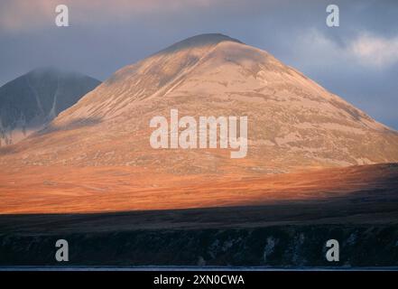 Jura-Berge (Paps), von Port Askaig im Südosten auf Islay, Beinn Chaolais im Vordergrund und Beinn an OIR im Hintergrund, Schottland. Stockfoto