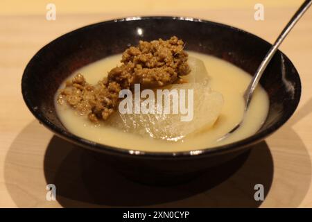 Japanische Küche : Furofuki Daikon Rettich mit weißer Misosuppe in Kyoto, Japan Stockfoto