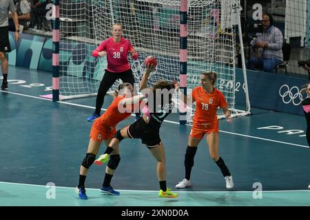 Paris, Frankreich. 30. Juli 2024. Der niederländische Torhüter Yara ten holte (38), der spanische Rechtsflügel Marta Lopez (2) und der niederländische Mittelverteidiger Estavana Polman (79) beim Handballspiel zwischen den Niederlanden und Spanien am 4. Tag der Olympischen Sommerspiele 2024 in Paris am 30. Juli 2024. Foto: Laurent Zabulon/ABACAPRESS. COM Credit: Abaca Press/Alamy Live News Stockfoto