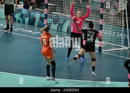 Paris, Frankreich. 30. Juli 2024. Estavana Polman (79), niederländische Torhüterin Yara ten holte (38), Spanien rückte Maria Prieto (58) beim Handballspiel zwischen den Niederlanden und Spanien am 4. Tag der Olympischen Sommerspiele 2024 in Paris am 30. Juli 2024 in Paris. Foto: Laurent Zabulon/ABACAPRESS. COM Credit: Abaca Press/Alamy Live News Stockfoto