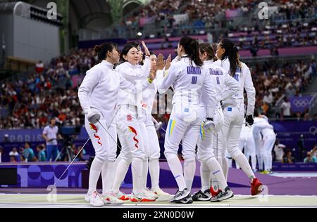 Paris, Frankreich. 30. Juli 2024. Athleten aus China begrüßen Athleten aus der Ukraine beim 8. Fechten der Frauen-Epee-Team-Tisch bei den Olympischen Spielen 2024 in Paris, Frankreich, am 30. Juli 2024. Quelle: Zhang Hongxiang/Xinhua/Alamy Live News Stockfoto