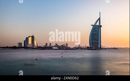 Vereinigte Arabische Emirate, Dubai, 25. Dezember 2016. Panoramablick auf Jumeirah Beach und Burj Al Arab Hotels bei Sonnenuntergang mit der berühmten Skyline Stockfoto