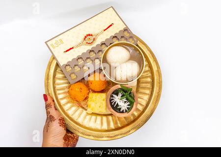 Rakshya Bandhan Janai Purnima Feier mit Rakhee und Puja Platte mit Früchten und Süßigkeiten Hindu Stockfoto