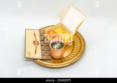 Rakshya Bandhan Janai Purnima Feier mit Rakhee und Puja Platte mit Früchten und Süßigkeiten Hindu Stockfoto