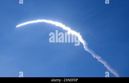 Cape Canaveral, Usa. 30. Juli 2024. Eine Atlas-5-Rakete der United Launch Alliance (ULA) mit einer Nutzlast der nationalen Sicherheit startet vom Pad 41 auf der Cape Canaveral Space Force Station aus gesehen von der Canaveral National Seashore in Cape Canaveral. Die geheime USSF-51-Mission für die US Space Force ist der 58. Und letzte Atlas 5-Start, der eine nationale Sicherheitslast unterstützt, und der 100. Nationale Sicherheitsmission für die United Launch Alliance (ULA). (Foto: Paul Hennessy/SOPA Images/SIPA USA) Credit: SIPA USA/Alamy Live News Stockfoto