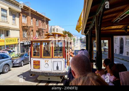 San Francisco, Kalifornien, Vereinigte Staaten von Amerika - 14. Juni 2024: Eine historische Straßenbahn in San Francisco, USA, die auf der Straße fährt und Touristen durch die lebendige Innenstadt transportiert *** eine historische Straßenbahn in San Francisco, USA, die auf der Straße fährt und Touristen durch die lebendige Innenstadt transportiert Stockfoto