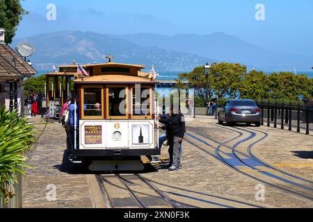 San Francisco, Kalifornien, Vereinigte Staaten von Amerika - 14. Juni 2024: Eine historische Straßenbahn in San Francisco, USA, die auf der Straße fährt und Touristen durch die lebendige Innenstadt transportiert *** eine historische Straßenbahn in San Francisco, USA, die auf der Straße fährt und Touristen durch die lebendige Innenstadt transportiert Stockfoto