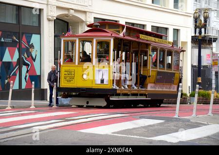 San Francisco, Kalifornien, Vereinigte Staaten von Amerika - 14. Juni 2024: Eine historische Straßenbahn in San Francisco, USA, die auf der Straße fährt und Touristen durch die lebendige Innenstadt transportiert *** eine historische Straßenbahn in San Francisco, USA, die auf der Straße fährt und Touristen durch die lebendige Innenstadt transportiert Stockfoto