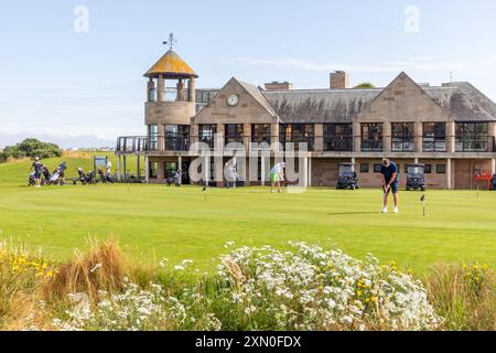 Golfspieler auf dem Übungsgelände vor Pilmour House, dem Clubhaus für den New Course und dem Jubilee Course, St. Andrews Links, St. Andrews, Stockfoto