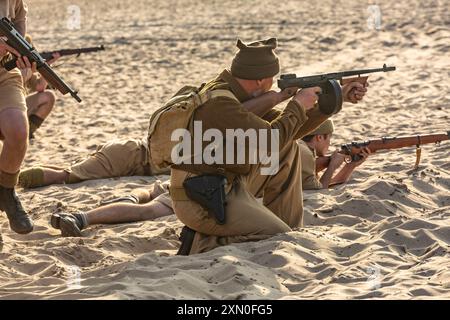 Błędów-Wüste, Schlesien, Polen – 13. Juli 2024: Wiederaufbau der Schlacht aus dem Zweiten Weltkrieg. Tobruk 1942. Britische Infanterie-Soldaten Stockfoto