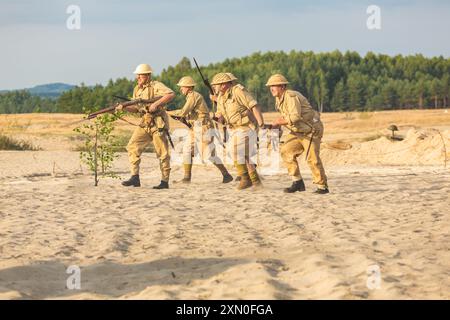 Błędów-Wüste, Schlesien, Polen – 13. Juli 2024: Wiederaufbau der Schlacht aus dem Zweiten Weltkrieg. Tobruk 1942. Britische Infanterie-Soldaten Stockfoto