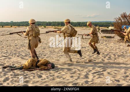 Błędów-Wüste, Schlesien, Polen – 13. Juli 2024: Wiederaufbau der Schlacht aus dem Zweiten Weltkrieg. Tobruk 1942. Britische Infanterie-Soldaten Stockfoto