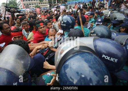 Dhaka, Wari, Bangladesch. 30. Juli 2024. Kulturaktivisten und Mitglieder der Zivilgesellschaft halten Plakate, während sie einen liedmarsch für Opfer inszenieren, die während der jüngsten landesweiten Studentenproteste über Quoten für staatliche Arbeitsplätze am 30. Juli 2024 in Dhaka getötet wurden. Bangladeschs Regierung forderte am 30. Juli einen Trauertag für Opfer von Gewalt in landesweiten Unruhen, aber Studenten verurteilten die Geste als respektlos gegenüber den Klassenkameraden, die in diesem Monat bei Zusammenstößen mit der Polizei getötet wurden. (Kreditbild: © Habibur Rahman/ZUMA Press Wire) NUR REDAKTIONELLE VERWENDUNG! Nicht für kommerzielle ZWECKE! Stockfoto