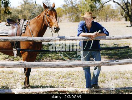 27-11-2003 Queensland Archivio Storico Olycom/LaPresse Henry, duca di Sussex, Megglio noto Come Harry (Henry Charles Albert David; Londra, 15. settembre 1984), è un nobile e militare britannico, principe e membro della famiglia reale britannica, quinto in linea di successione al trono del Regno Unito e dei reami del Commonwealth, dopo il fratello e i nipoti. Ha ricoperto il grado di maggiore nel reggimento dell'Household Cavalry (Blues und Royals) dell'esercito britannico. È il figlio secondogenito del Re Carlo III del Regno Unito e di Diana Spencer (1961-1997), nonché il quarto nipote della reg Stockfoto