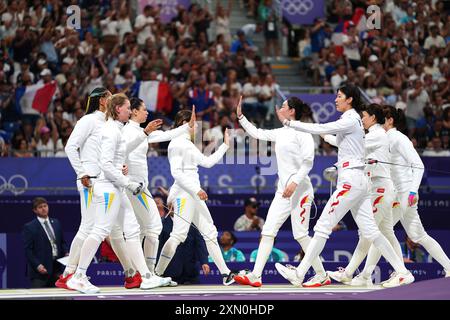 Paris, Frankreich. 30. Juli 2024. Athleten (R) aus China begrüßen Athleten aus der Ukraine während des Women's Epee Team Table of 8 of Fechten bei den Olympischen Spielen 2024 in Paris, Frankreich, am 30. Juli 2024. Quelle: Fei Maohua/Xinhua/Alamy Live News Stockfoto