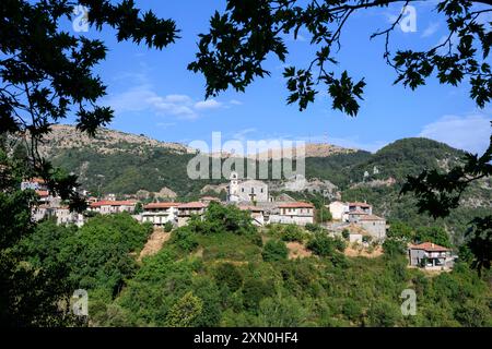 Das Dorf Langadia, (Lagkadia), Gortynia, Arcadia, Zentral-Peloponnes, Griechenland. Stockfoto