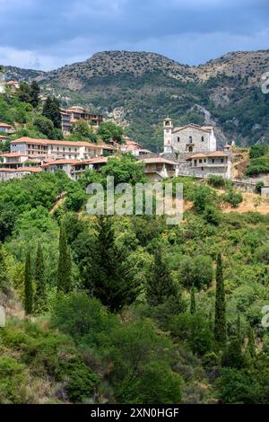 Das Dorf Langadia (Lagkadia), mit der Kirche Agios Georgos auf der rechten Seite. Gortynia, Arcadia, Zentral-Peloponnes, Griechenland. Stockfoto